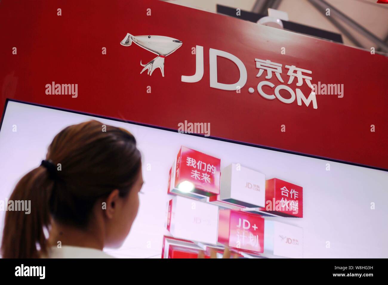 --FILE--un visiteur a vu sur le stand de JD.com, aussi connu comme Jingdong.com, au cours de l'International Consumer Electronics Show Asia (International C Banque D'Images