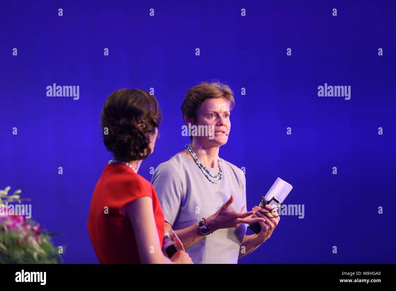 Royaume-uni l'Ambassadeur de Chine Barbara Woodward, droit, de sourires lors de la Conférence mondiale sur les femmes et la création d'entreprises détenues par groupe d''Alibaba dans Banque D'Images