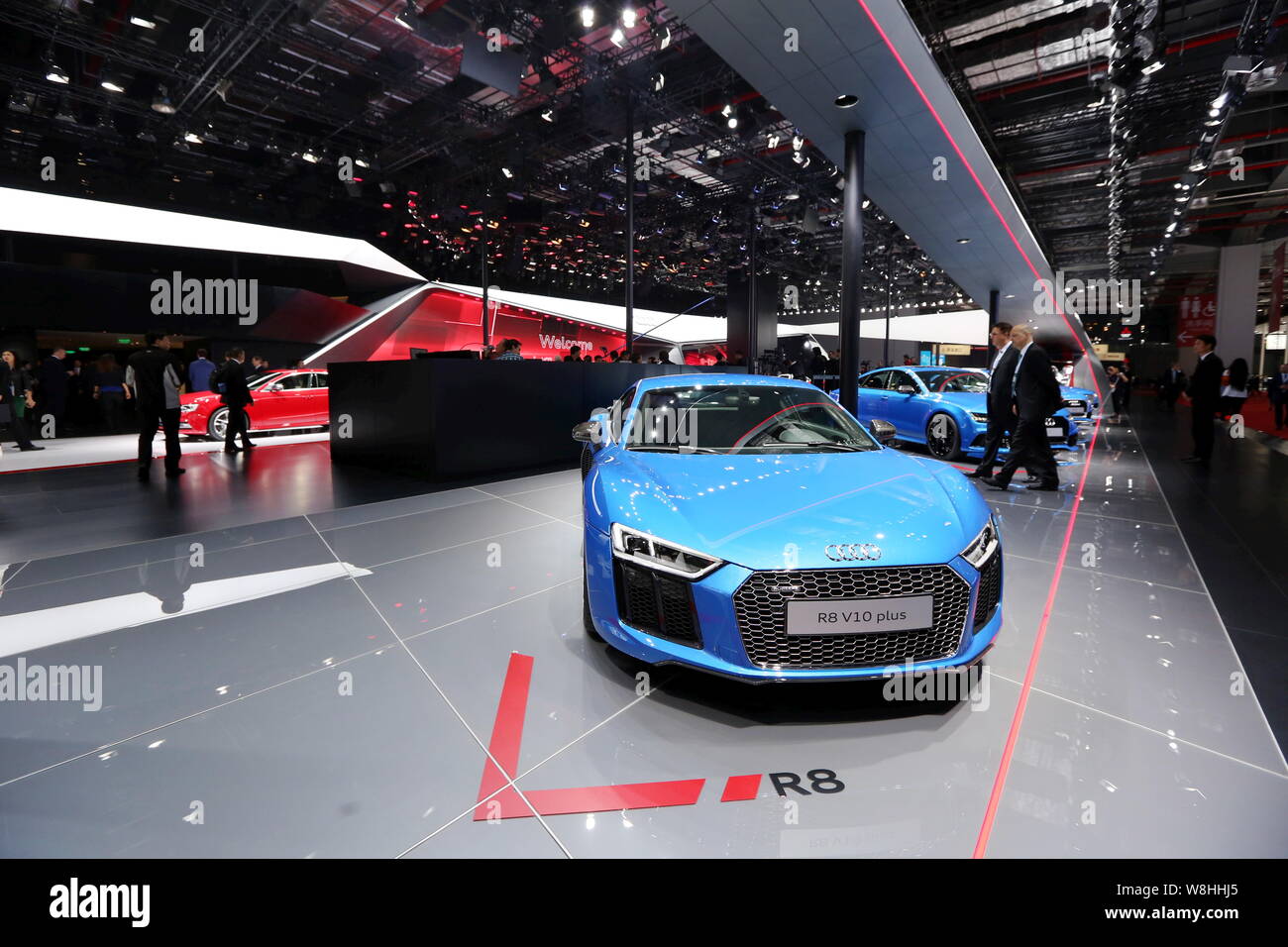 Une Audi R8 V10 plus et d'autres voitures Audi sont sur l'affichage lors du 16ème Salon International de l'Automobile International de Shanghai, également connu sous le nom de Shang Auto Banque D'Images
