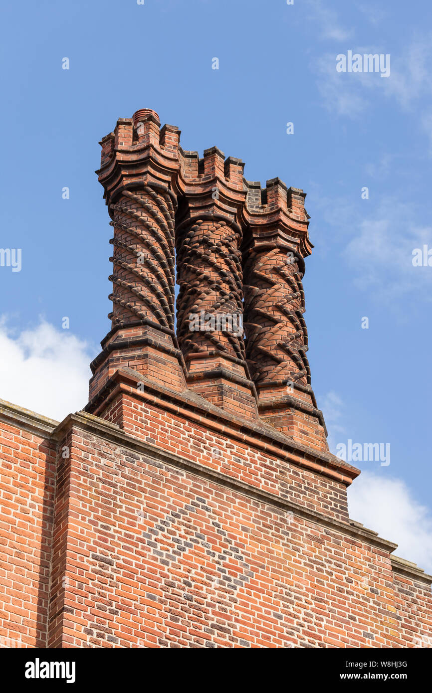 Tudor décoratifs les cheminées de briques à Hampton Court Palace Banque D'Images