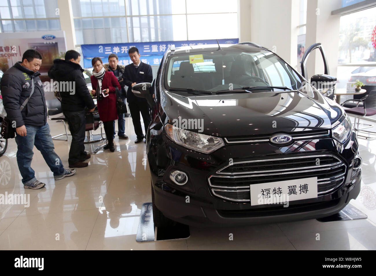 Les clients d'oeil à un Ford EcoSport chez un concessionnaire de Ford à Shanghai, Chine, le 5 février 2015. Ford Motor Co et ses joint-ventures chinoises vendues 112 Banque D'Images