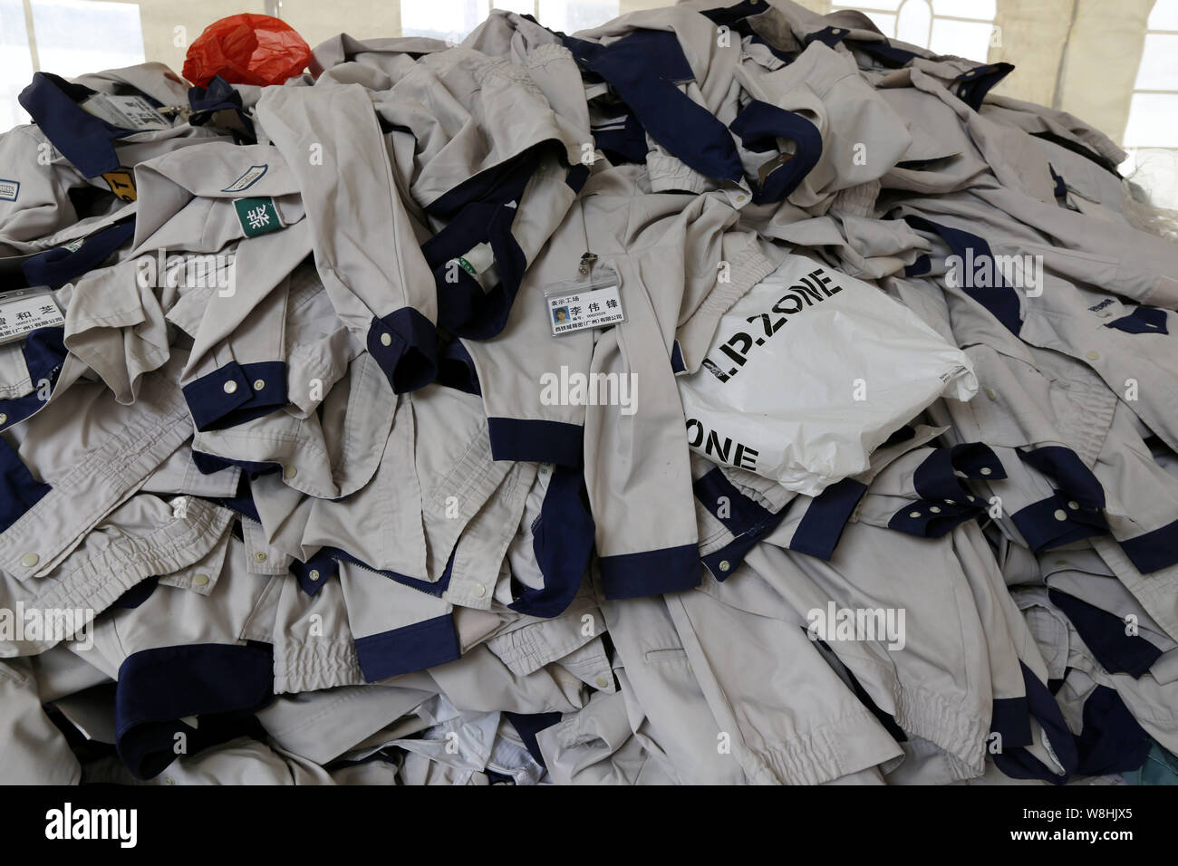 Les uniformes des employés chinois sont empilées jusqu'à la précision des citoyens Guangzhou Ltd, qui a soudainement annoncé d'arrêter jeudi dernier (5 février 2015) Banque D'Images