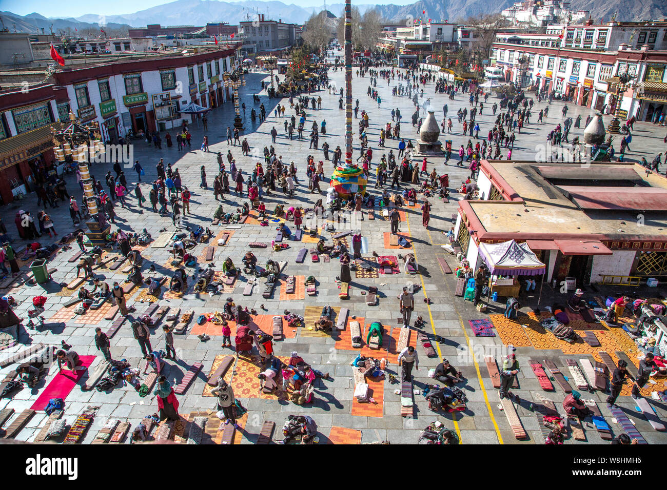 --FILE--pèlerins culte au Temple de Jokhang, ou Qokang, Monastère de Lhassa, au sud-ouest de la région autonome du Tibet de la Chine, le 2 février 2014. Banque D'Images