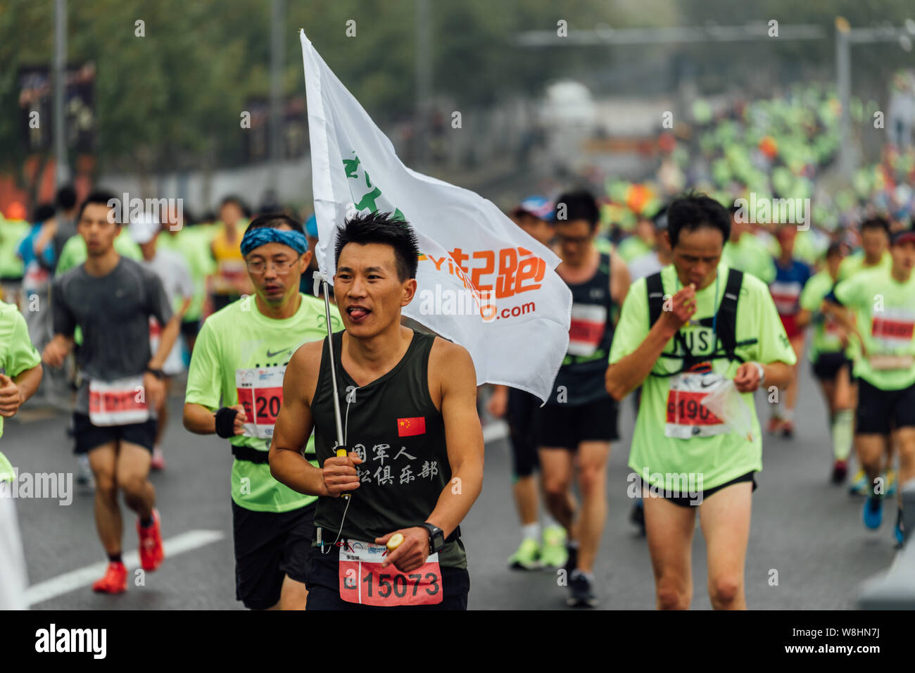 Les participants concourent dans le Shanghai 2015 Marathon International de Shanghai, Chine, 8 novembre 2015. La fièvre du marathon a balayé la Chine, avec l'ab Banque D'Images