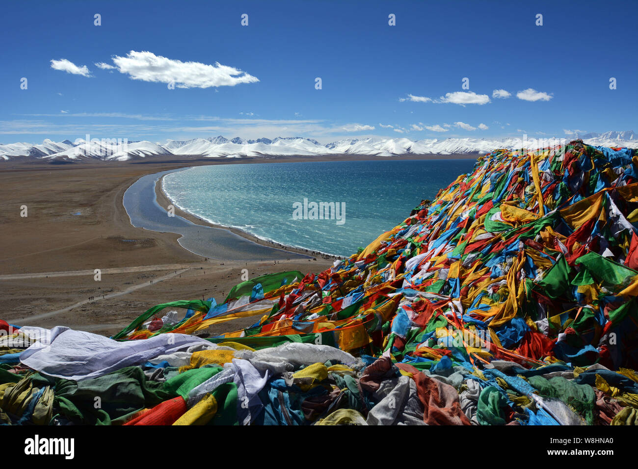 --FILE--paysage de drapeaux de prières près du Lac Namtso ou Nam ('Lac Céleste') à la frontière du comté de Damxung de Lhassa et comté de Baingoin Naqu Banque D'Images