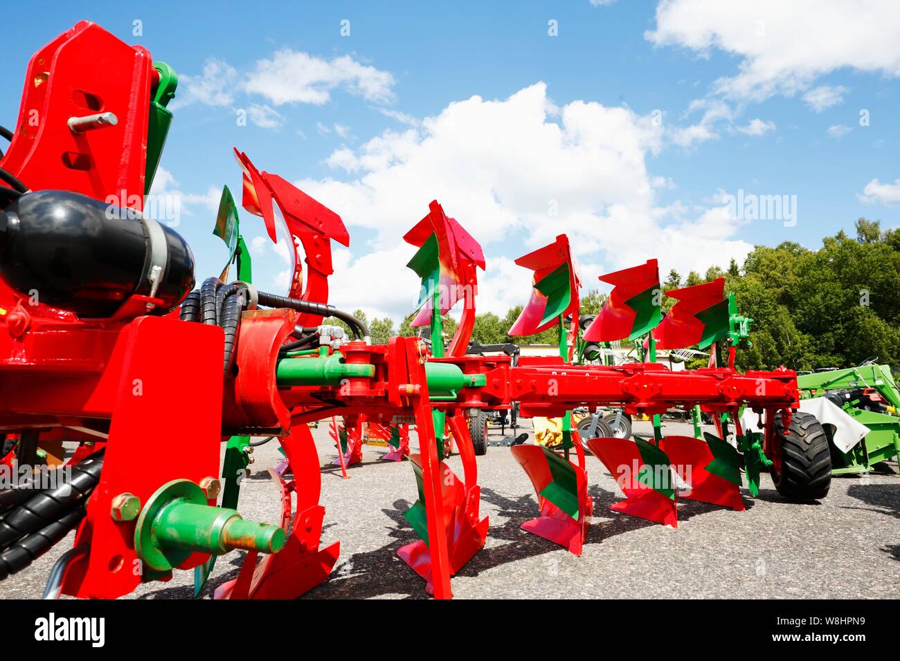 L'agriculture géant charrue à être couplé avec des tracteurs de l'hydraulique. Banque D'Images