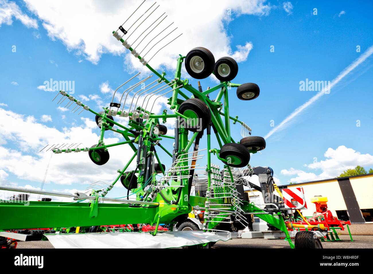 L'agriculture géant pour transformer la faneuse hay après la tonte. Banque D'Images