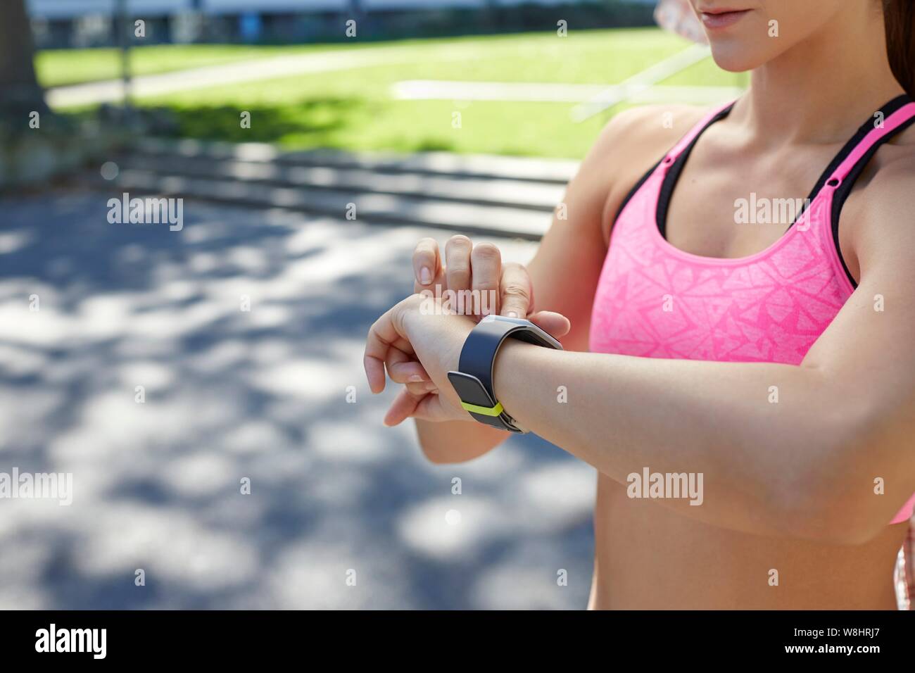 Woman wearing sports watch contrôle du temps. Banque D'Images