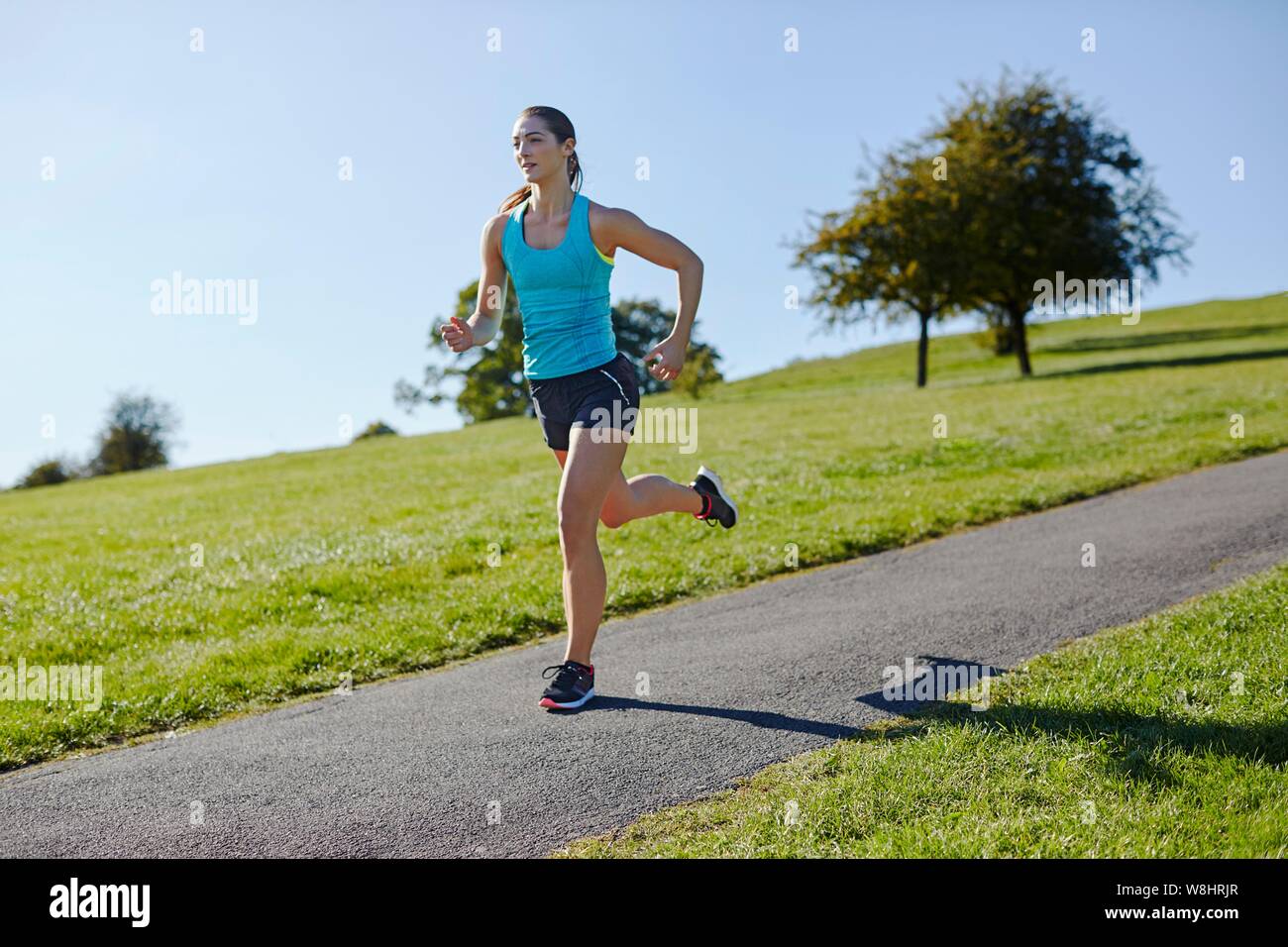 Jeune femme sur un chemin de jogging. Banque D'Images