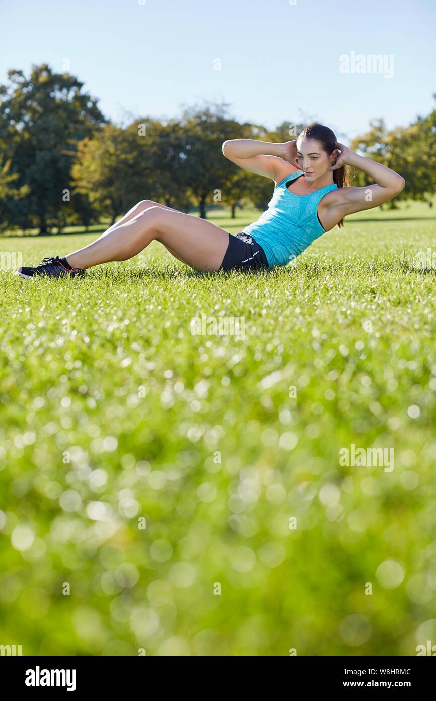 Jeune femme faisant crunch. Banque D'Images