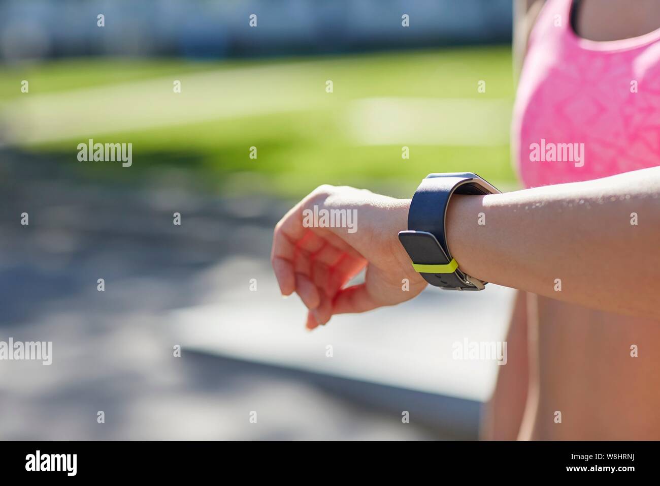 Woman wearing sports watch contrôle du temps. Banque D'Images