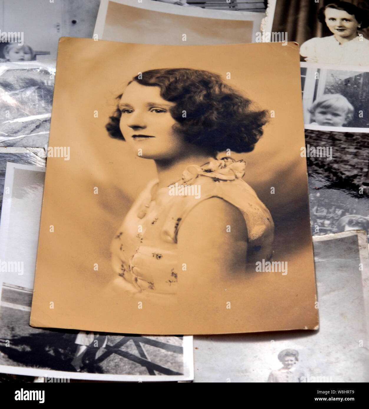 Une photographie en noir et blanc d'une jeune femme sur fond de petites photos noir et blanc Banque D'Images