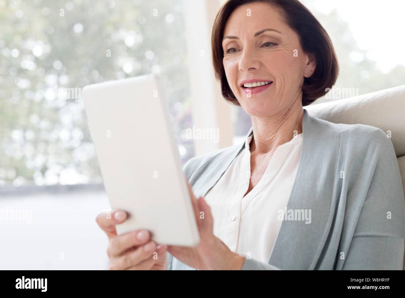 Mature Woman using digital tablet. Banque D'Images