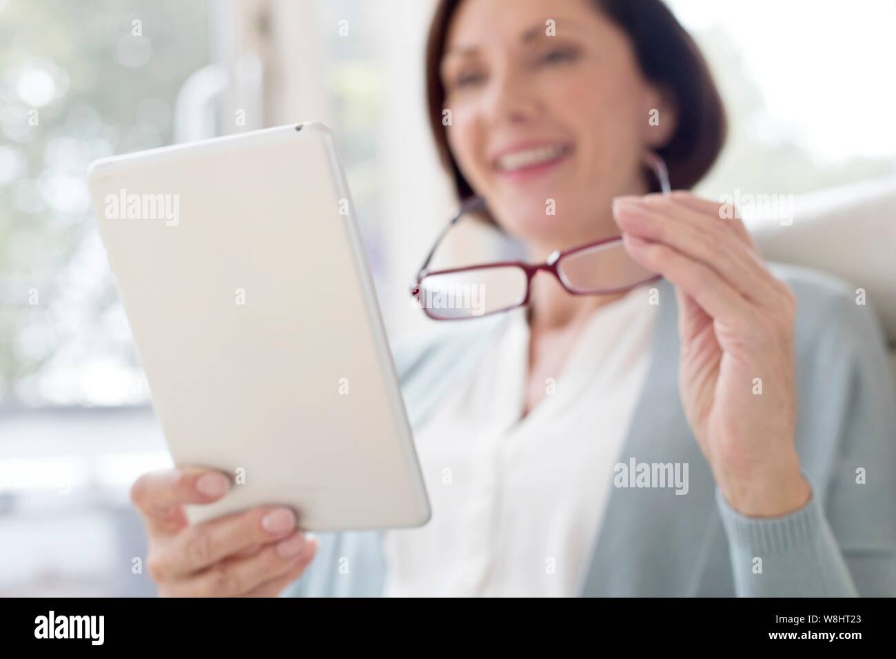 Mature Woman using digital tablet. Banque D'Images