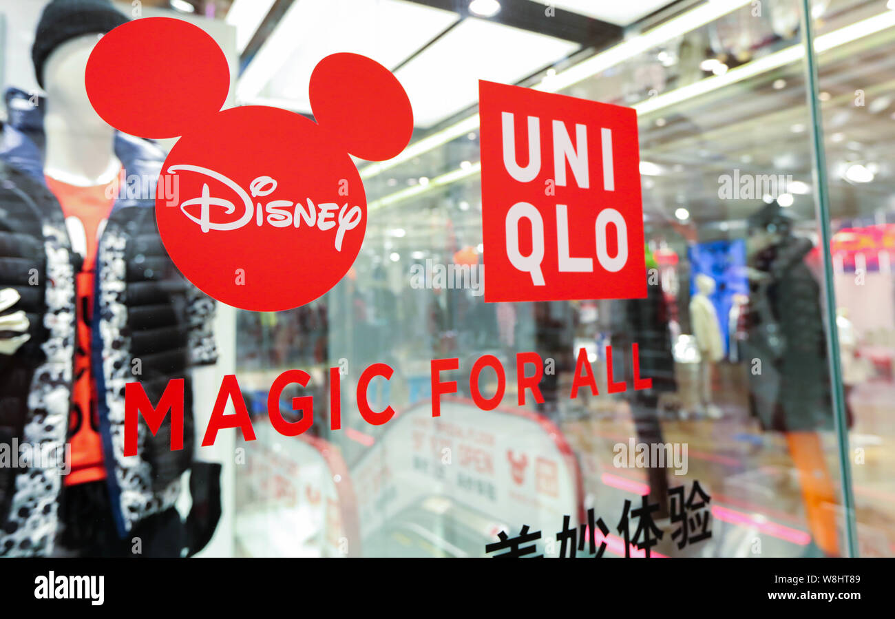 Une pancarte de 'Magic pour tous" est photographié à l'Uniqlo d'inspiration Disney concept de magasin à Shanghai, Chine, le 29 septembre 2015. Uniqlo, le populaire Banque D'Images