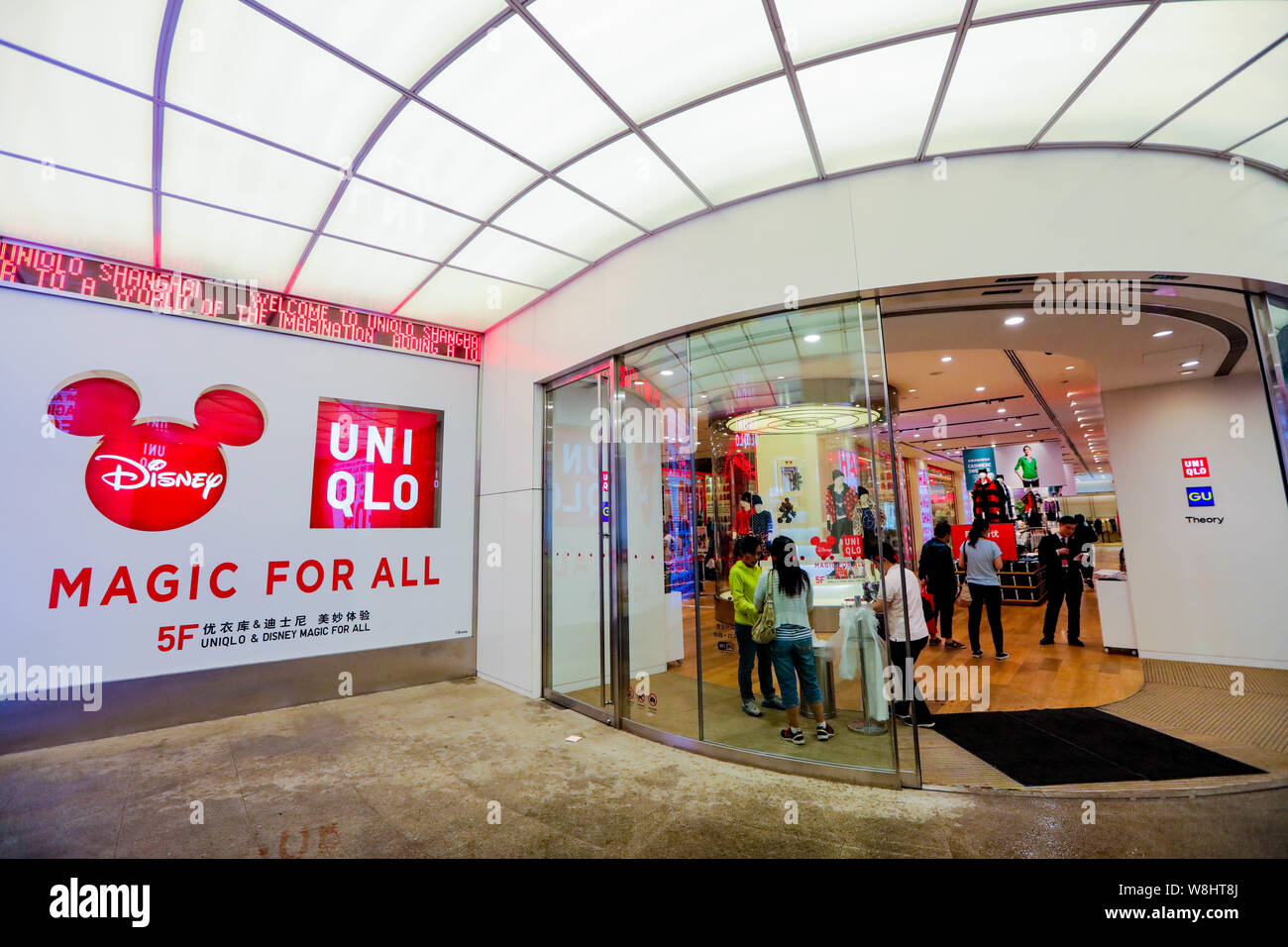 Une pancarte de 'Magic pour tous" est photographié devant l'Uniqlo Disney inspiré du concept-store à Shanghai, Chine, le 29 septembre 2015. Uniqlo, le Banque D'Images