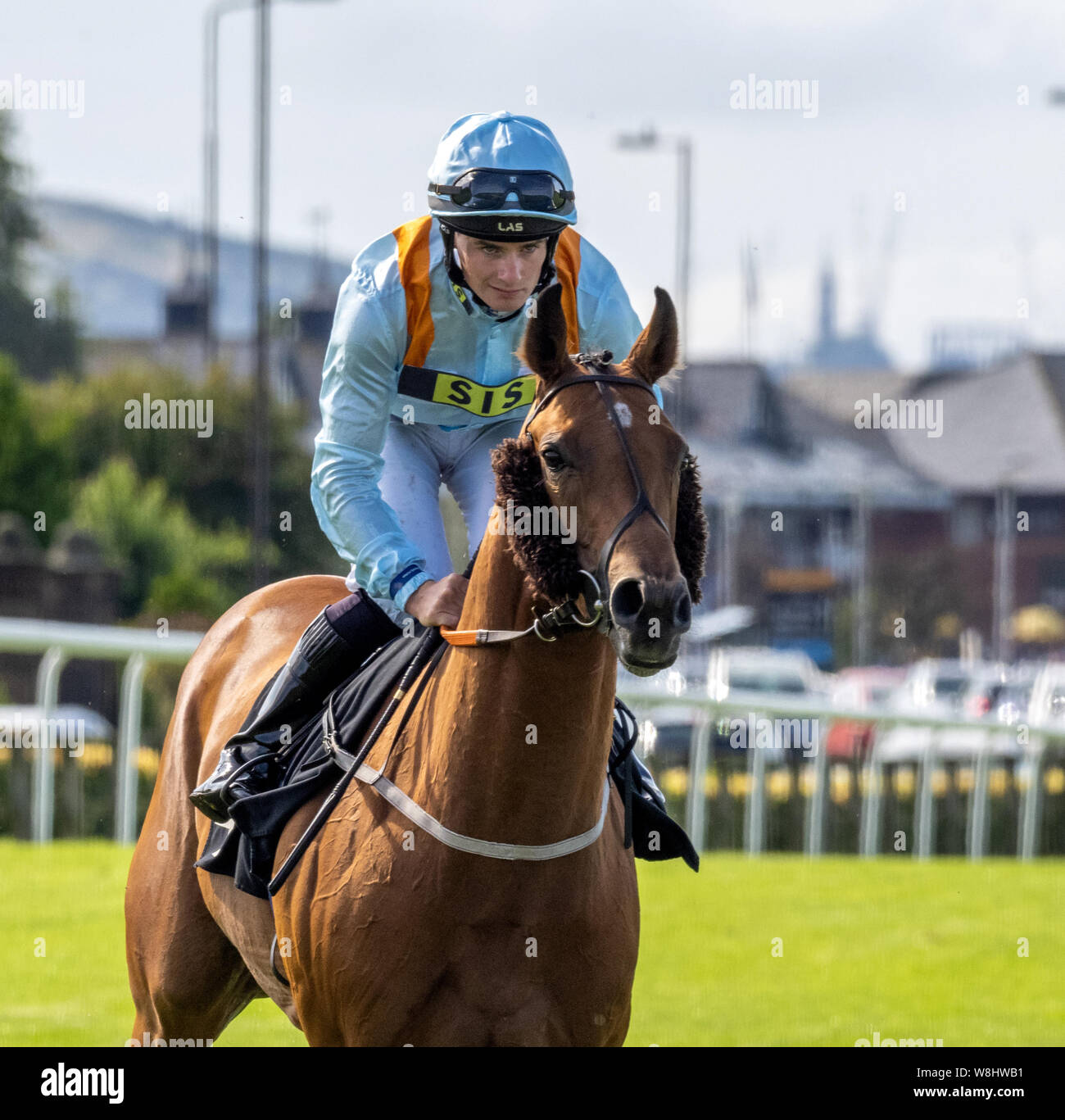 Jockey Adam McNamara au cercle intérieur avant le début de la 'handicap' Edgen Murray, Musselburgh Racecourse, 9 août 2019 Banque D'Images