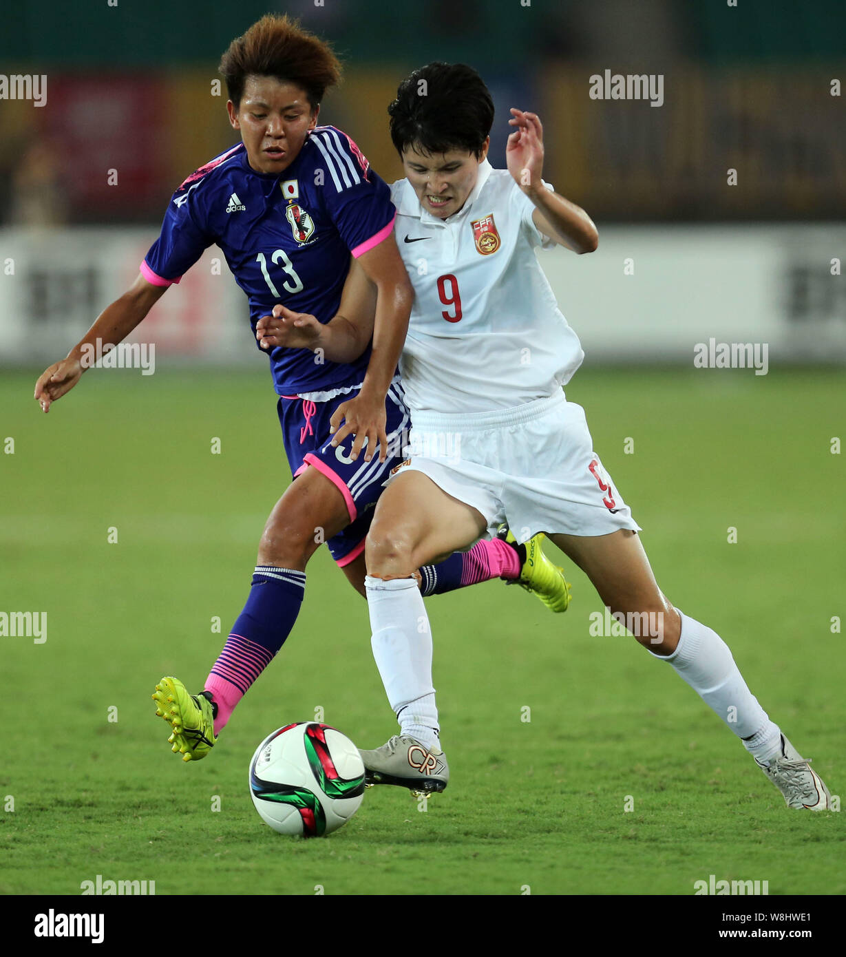 Shanshan Wang de la Chinese National femmes football équipe, droite, les défis de l'Ami Kyokawa national japonais femmes football équipe durant leur Banque D'Images