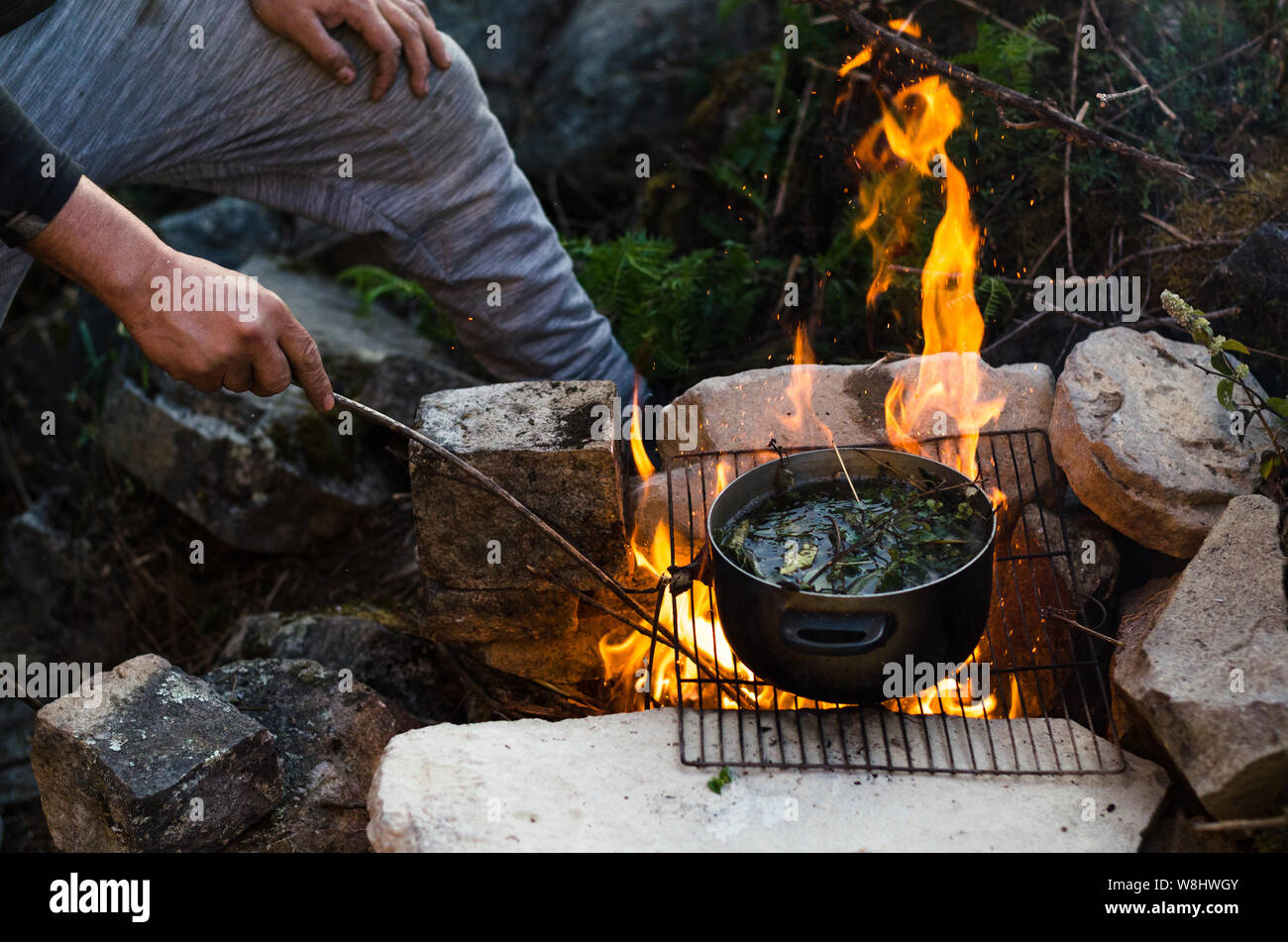 Camping Les amis de manger des aliments concept. Un bon feu de camp et de boire dans les montagnes de l'Chiprac au nord de Lima, Pérou Banque D'Images