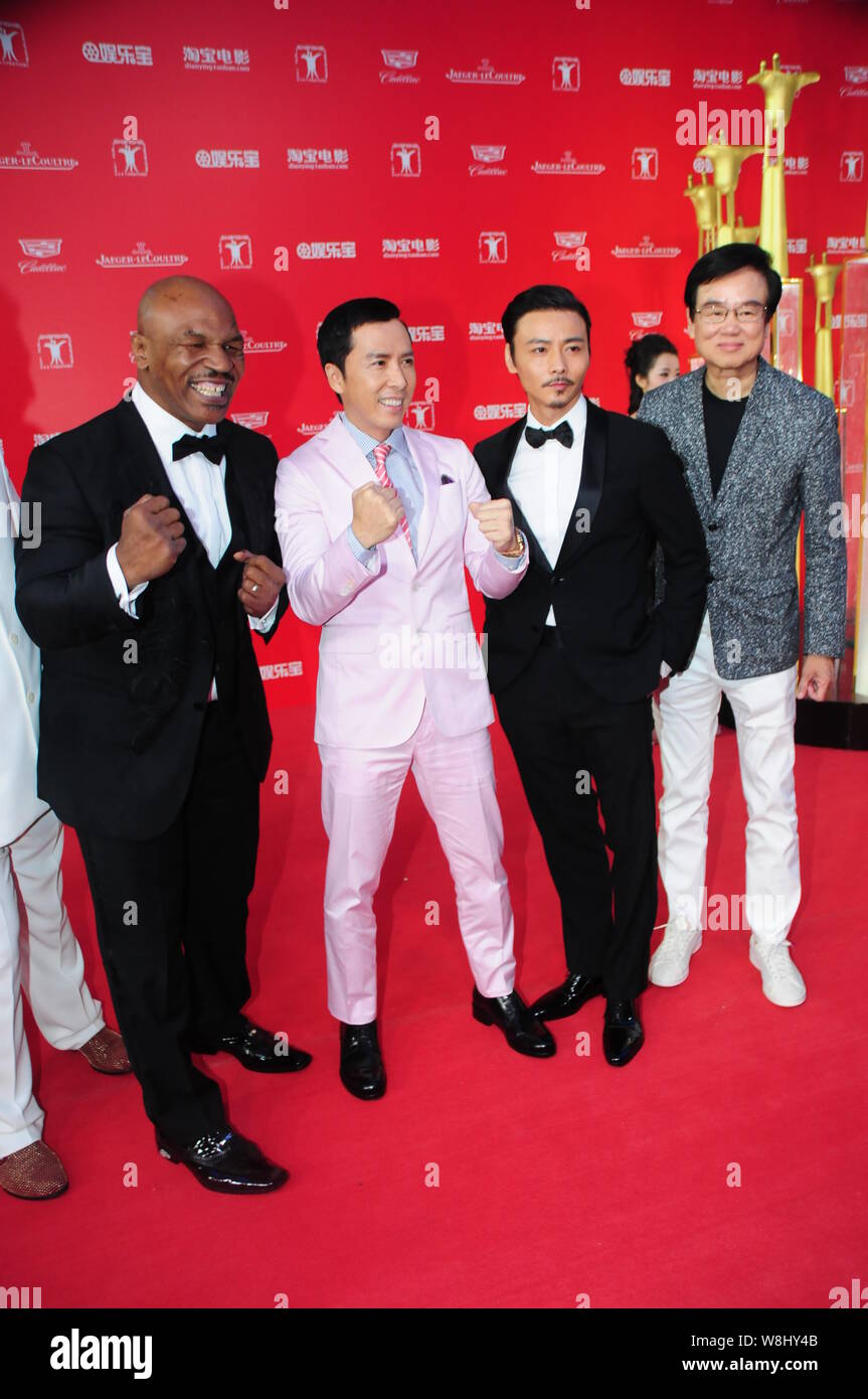 (De gauche) a pris sa retraite boxeur américain Mike Tyson, Hong Kong l'acteur Donnie Yen, l'acteur chinois Zhang Max et Hong Kong film producteur Bak-Ming Wong posent sur Banque D'Images
