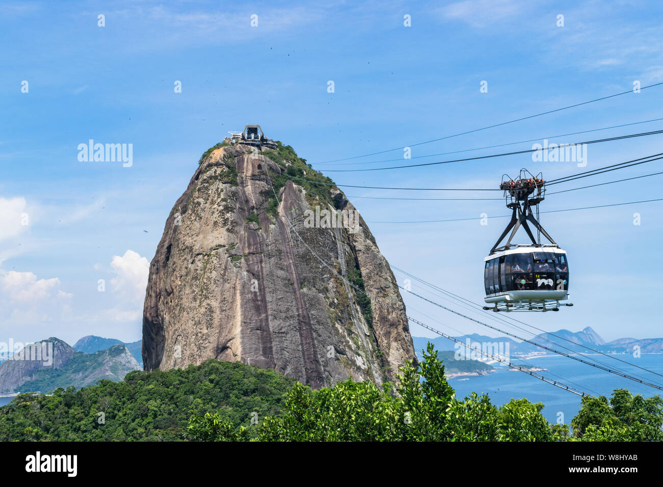 Vue d'un téléphérique au coucher du soleil, montrant plusieurs plages et sites touristiques à Rio de Janeiro Banque D'Images