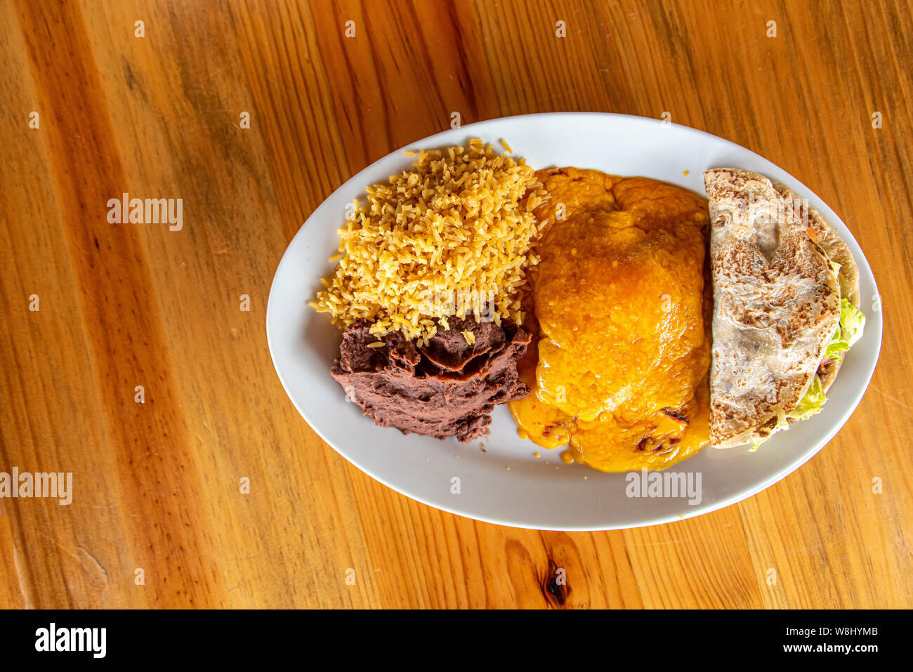 Enchiladas fromage avec du riz, des haricots et de la viande bovine taco Banque D'Images