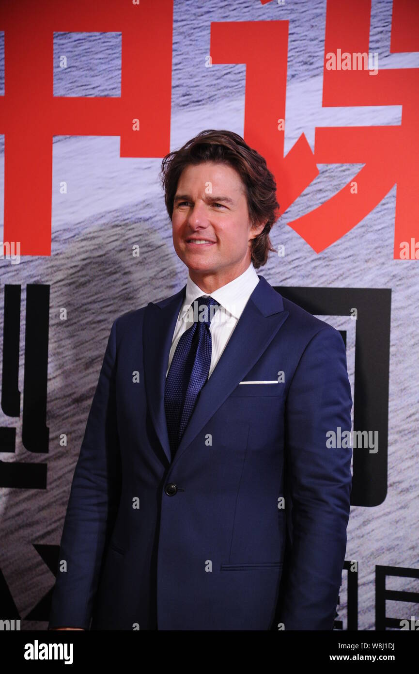 L'acteur américain Tom Cruise pose sur le tapis rouge pour un fan ...