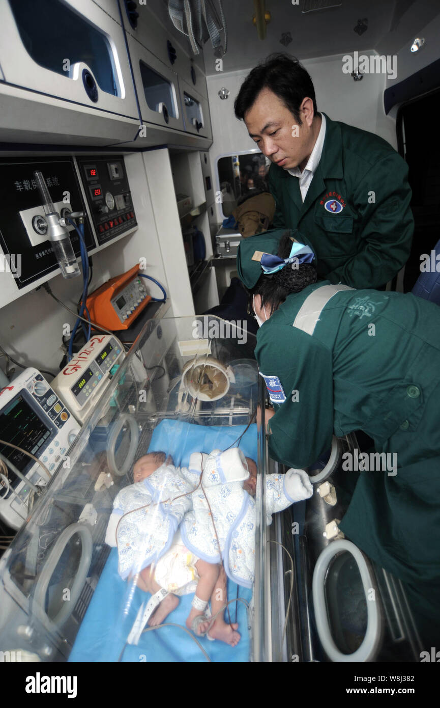 Les travailleurs médicaux chinois prendre soin de l'uni des soeurs jumelles dans un incubateur dans une ambulance avant qu'ils ont été transférés à la Children's Hospital Banque D'Images