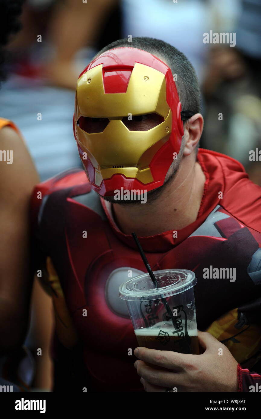 Un ventilateur habillés en costume d'homme de fer pose pour une photo lors d'un match de rugby de la Hong Kong Sept 2015 à Hong Kong, Chine, 28 mars 2015. Au Banque D'Images