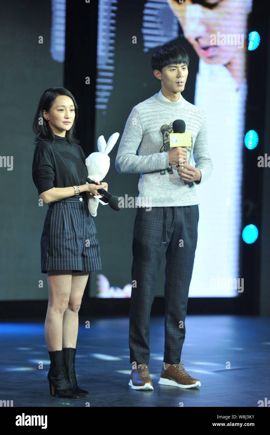 Producteur de films chinois Zhou Xun, à gauche, et l'acteur chinois Liu Chang assister à une conférence de presse pour son nouveau film "Un voyage à travers le temps avec Anthony' Banque D'Images