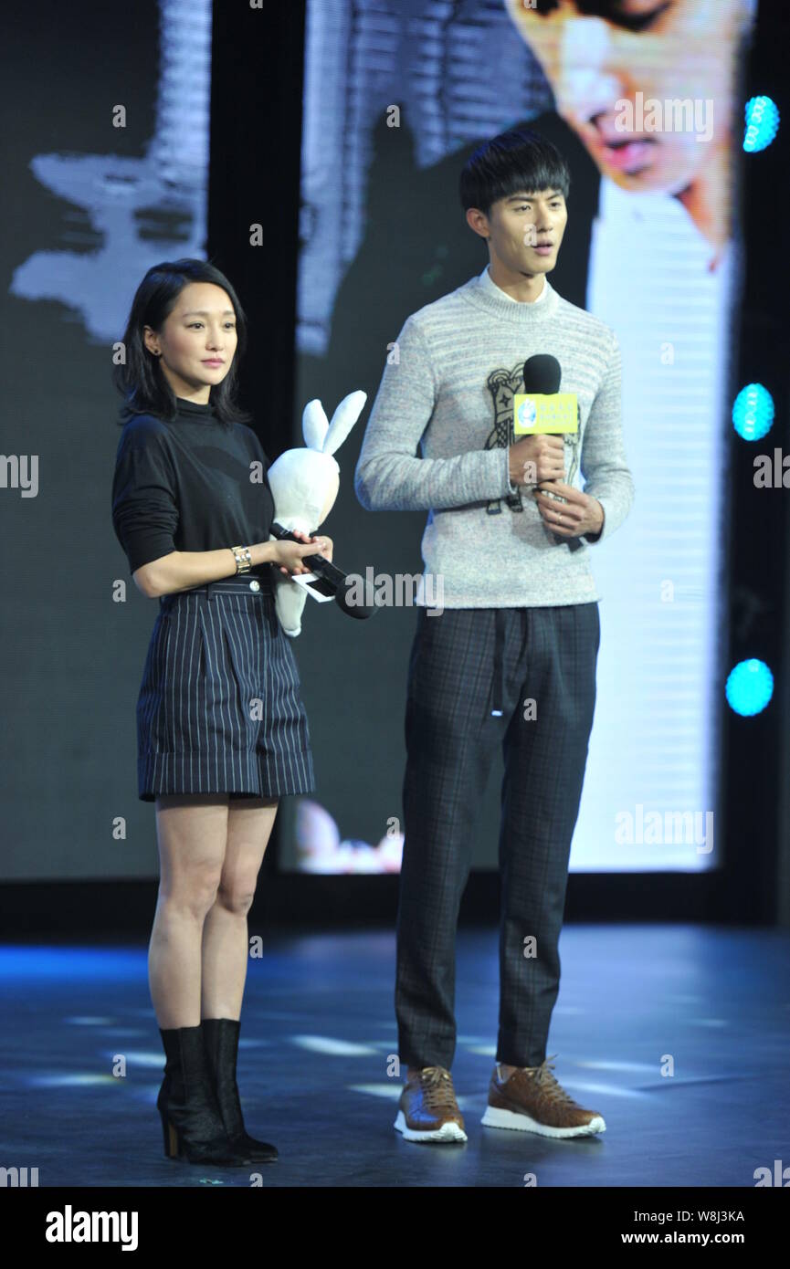 Producteur de films chinois Zhou Xun, à gauche, et l'acteur chinois Liu Chang assister à une conférence de presse pour son nouveau film "Un voyage à travers le temps avec Anthony' Banque D'Images