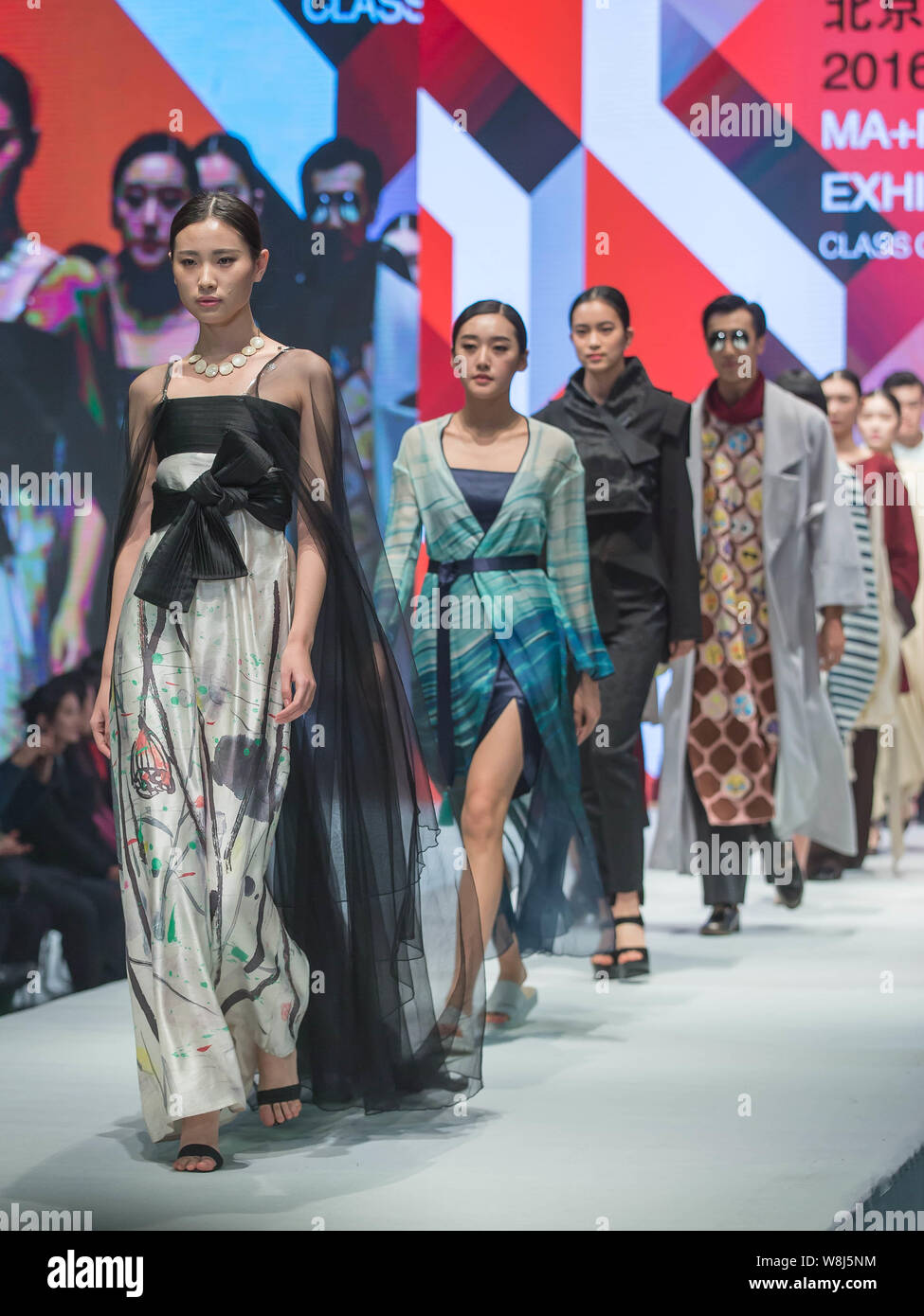 Modèles affichent creations par des diplômés de Master 2016 de l'art et de maîtrise en beaux-arts de Beijing Institute of Fashion Technology lors d'une graduation exh Banque D'Images