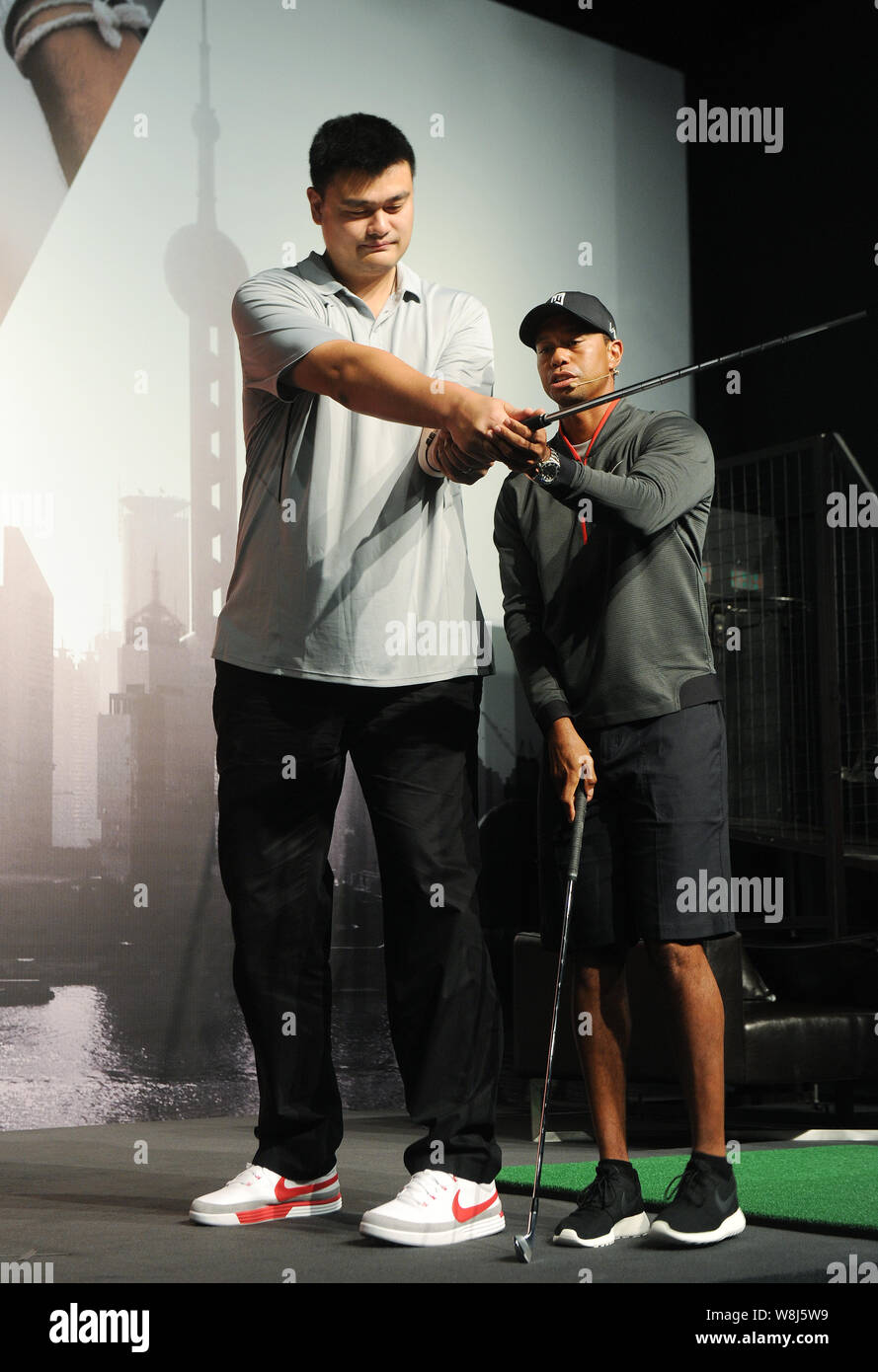 Tiger Woods de l'United States, droit à la retraite, indique à l'étoile de basket-ball chinois Yao Ming pour jouer au golf au siège de Nike Shanghai à Shanghai Banque D'Images