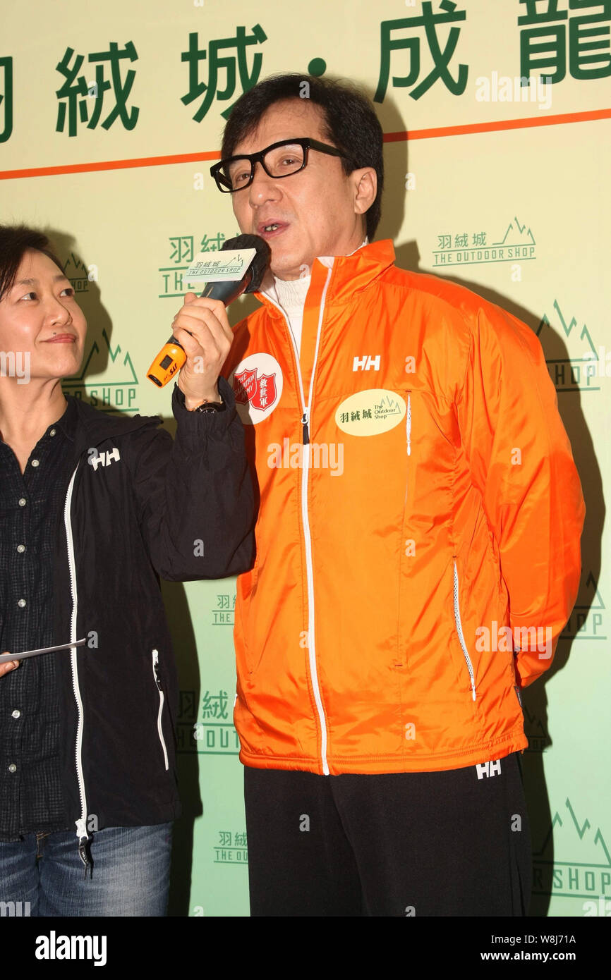 Hong Kong star Jackie Chan, droit, prend la parole à un événement de bienfaisance à Hong Kong, Chine, le 3 février 2015. Banque D'Images