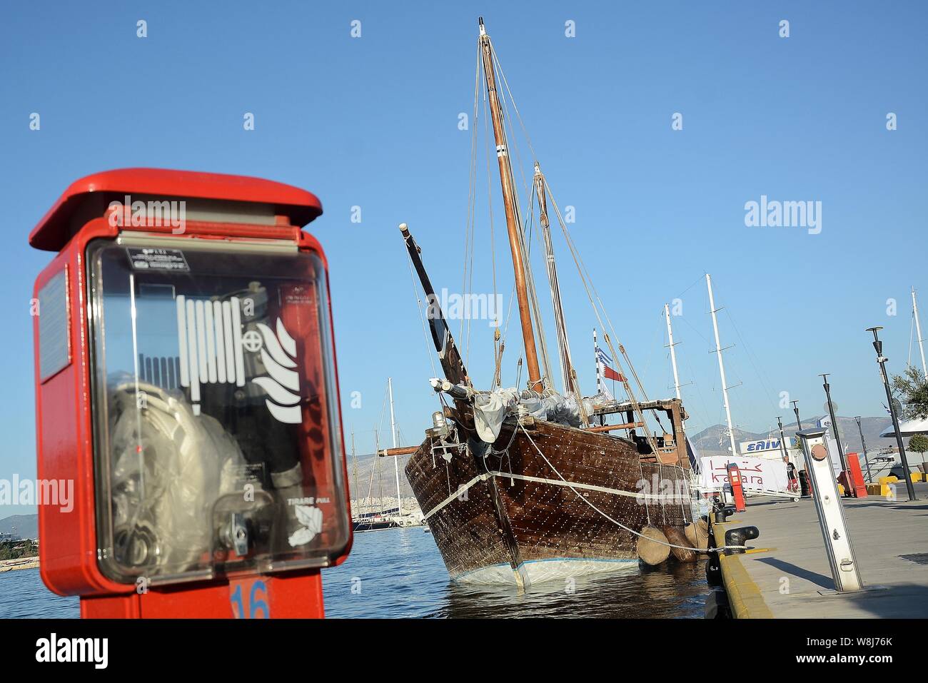 Le Al-Mubaraki navire amarré pendant le salon.L'ambassade du Qatar organise une exposition par rapport à l'amarrage de l'Al-Mubaraki navire au Pirée. Le navire est en train de faire un voyage de deux ans la promotion de la Coupe du Monde 2022 Pays du Golfe persique, l'Océan Indien et la Méditerranée. Coupe du monde 2022 aura lieu au Qatar. Banque D'Images