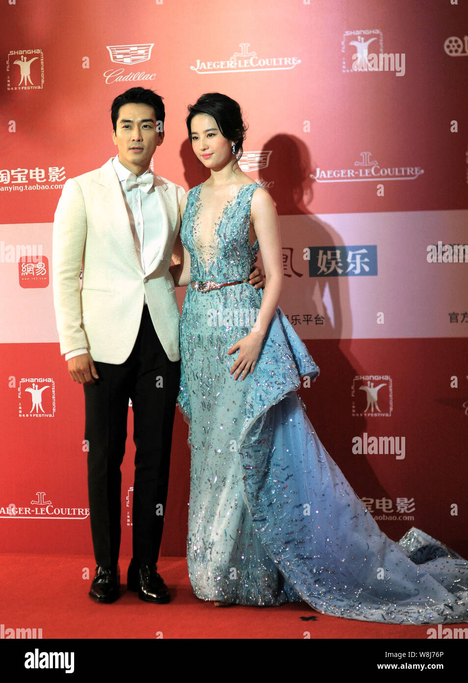 L'actrice chinoise Liu Yifei, droite, et l'acteur sud-coréen Song Seung-heon posent sur le tapis rouge de l''Internet Movie Night" lors de la 18ème Sh Banque D'Images