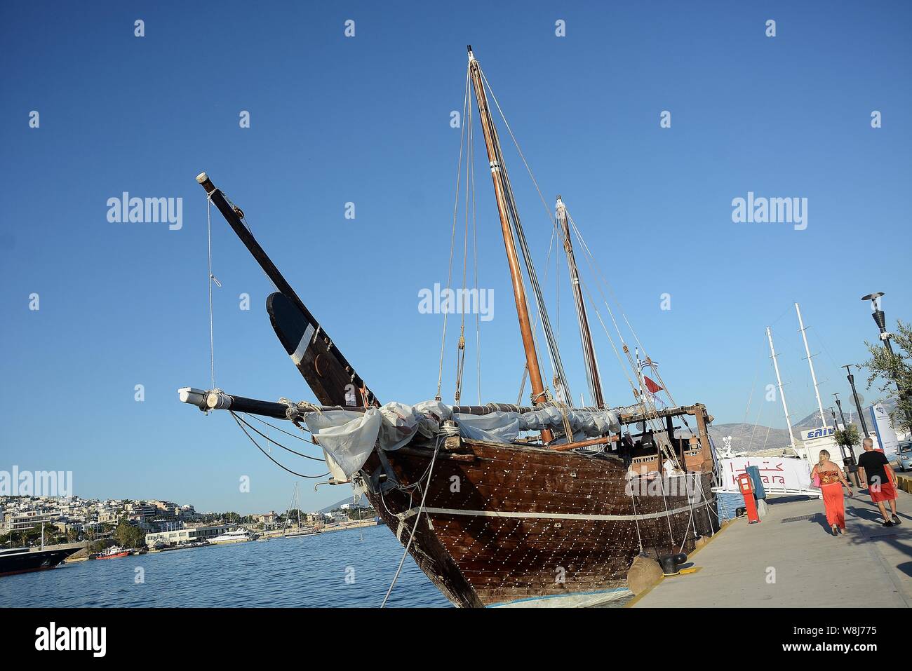 Le Al-Mubaraki navire amarré pendant le salon.L'ambassade du Qatar organise une exposition par rapport à l'amarrage de l'Al-Mubaraki navire au Pirée. Le navire est en train de faire un voyage de deux ans la promotion de la Coupe du Monde 2022 Pays du Golfe persique, l'Océan Indien et la Méditerranée. Coupe du monde 2022 aura lieu au Qatar. Banque D'Images