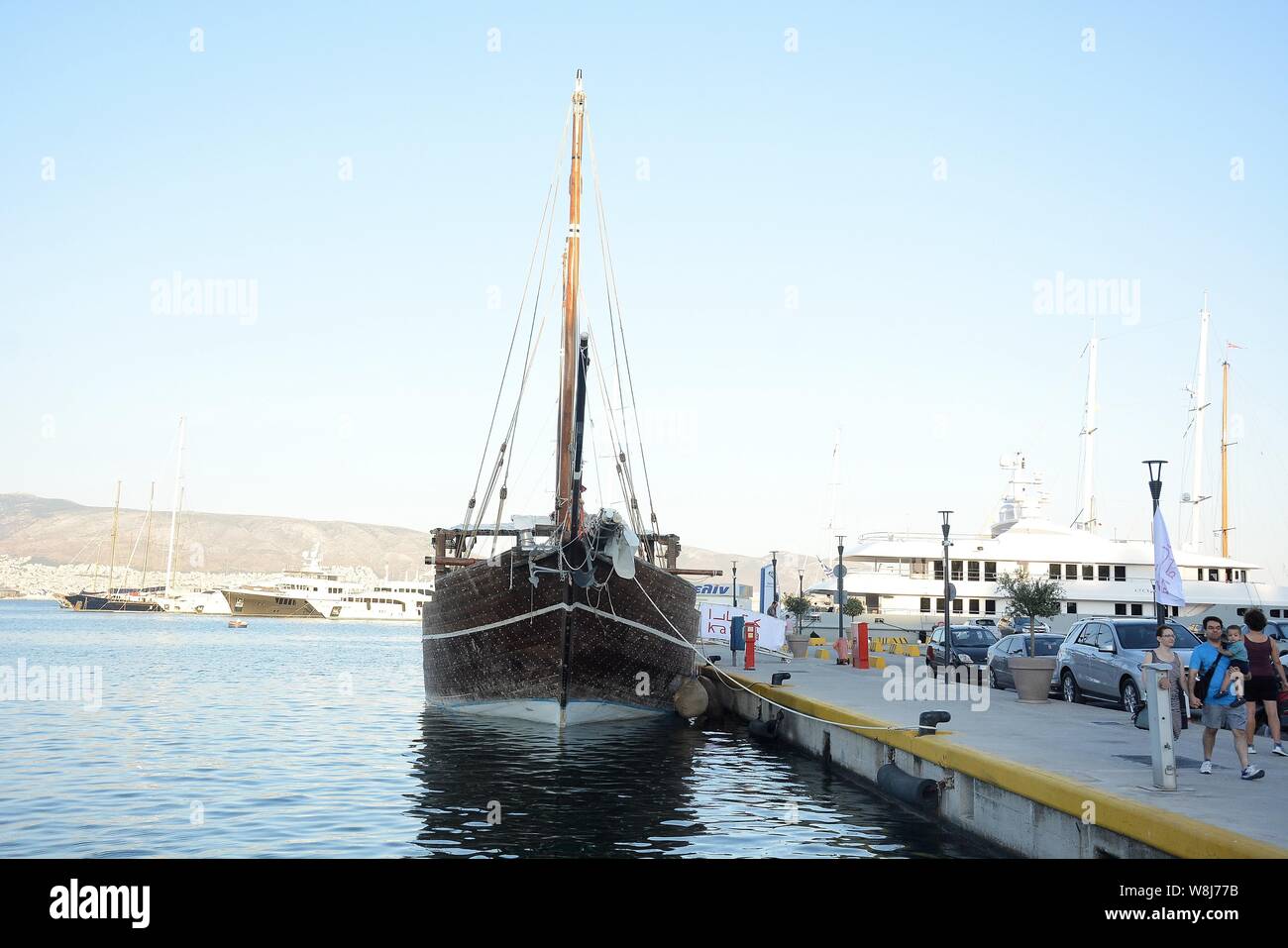 Le Al-Mubaraki navire amarré pendant le salon.L'ambassade du Qatar organise une exposition par rapport à l'amarrage de l'Al-Mubaraki navire au Pirée. Le navire est en train de faire un voyage de deux ans la promotion de la Coupe du Monde 2022 Pays du Golfe persique, l'Océan Indien et la Méditerranée. Coupe du monde 2022 aura lieu au Qatar. Banque D'Images