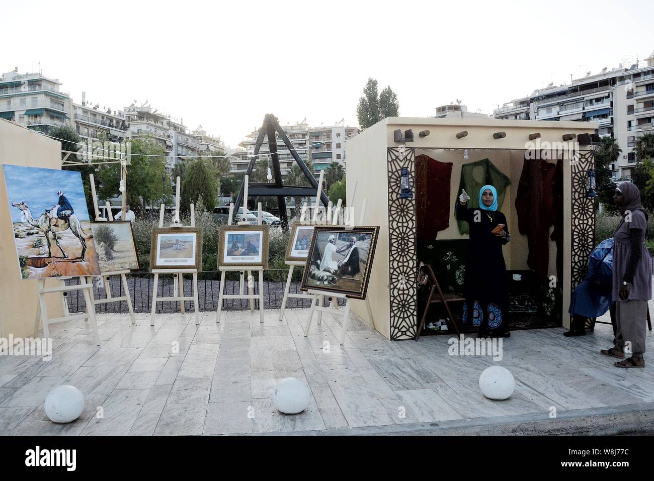 Trucs de Qatar étant exposées.L'ambassade du Qatar organise une exposition par rapport à l'amarrage de l'Al-Mubaraki navire au Pirée. Le navire est en train de faire un voyage de deux ans la promotion de la Coupe du Monde 2022 Pays du Golfe persique, l'Océan Indien et la Méditerranée. Coupe du monde 2022 aura lieu au Qatar. Banque D'Images