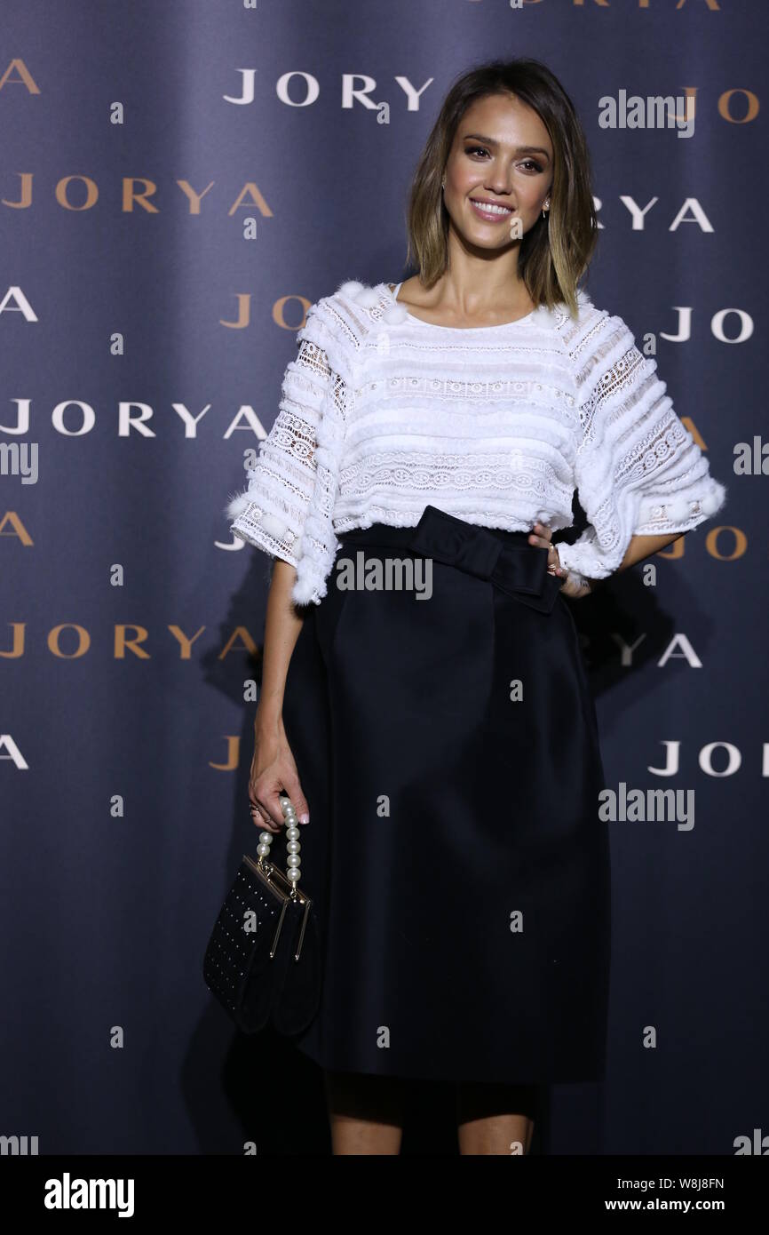 L'actrice américaine Jessica Alba pose comme elle arrive à l'JORYA Fashion 2015 Exposition 'Réflexion' de New York à Shanghai, Chine, 22 mai 2015. Banque D'Images