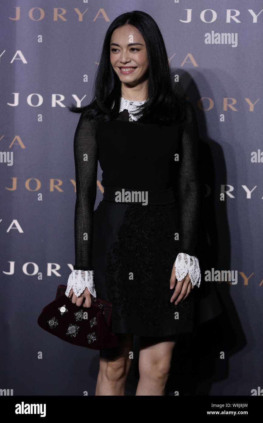 L'actrice chinoise Yao Chen pose comme elle arrive à l'JORYA Fashion 2015 Exposition 'Réflexion' de New York à Shanghai, Chine, 22 mai 2015. Banque D'Images