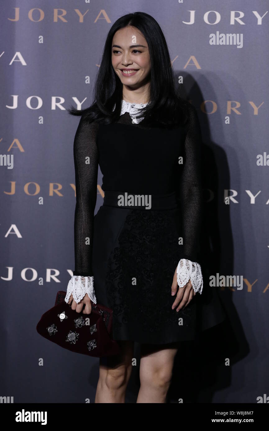 L'actrice chinoise Yao Chen pose comme elle arrive à l'JORYA Fashion 2015 Exposition 'Réflexion' de New York à Shanghai, Chine, 22 mai 2015. Banque D'Images