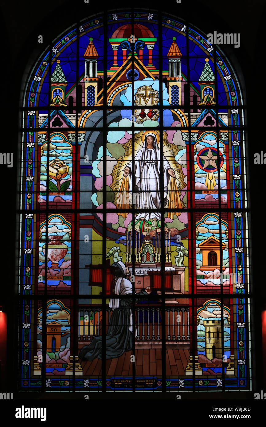 Apparition de la Vierge à Bernadette Soubirous. Eglise Notre-Dame de Lourdes. / Apparence de la Vierge à Bernadette Soubirous. Chaville. Banque D'Images