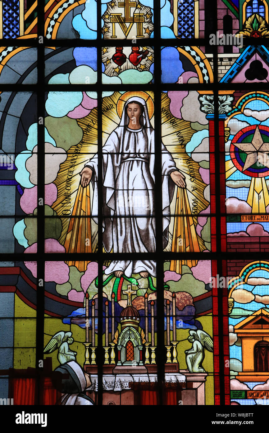 Apparition de la Vierge à Bernadette Soubirous. Eglise Notre-Dame de Lourdes. / Apparence de la Vierge à Bernadette Soubirous. Chaville. Banque D'Images