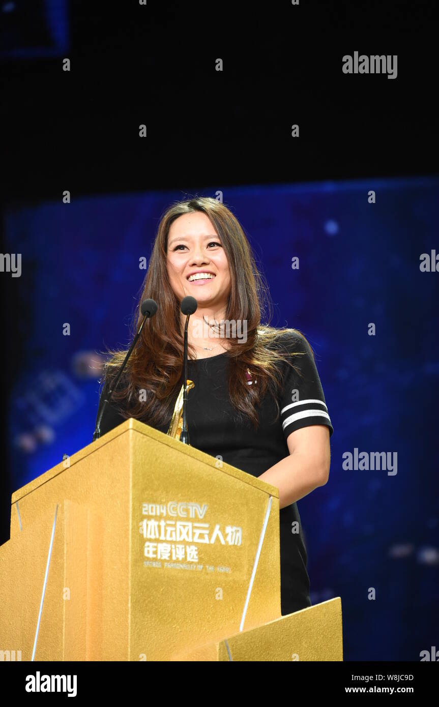 La star du tennis chinois retraités Li Na parle après elle a reçu la meilleure athlète féminine de l'année au cours de la cérémonie de remise des prix de la personne Sports CCTV Banque D'Images