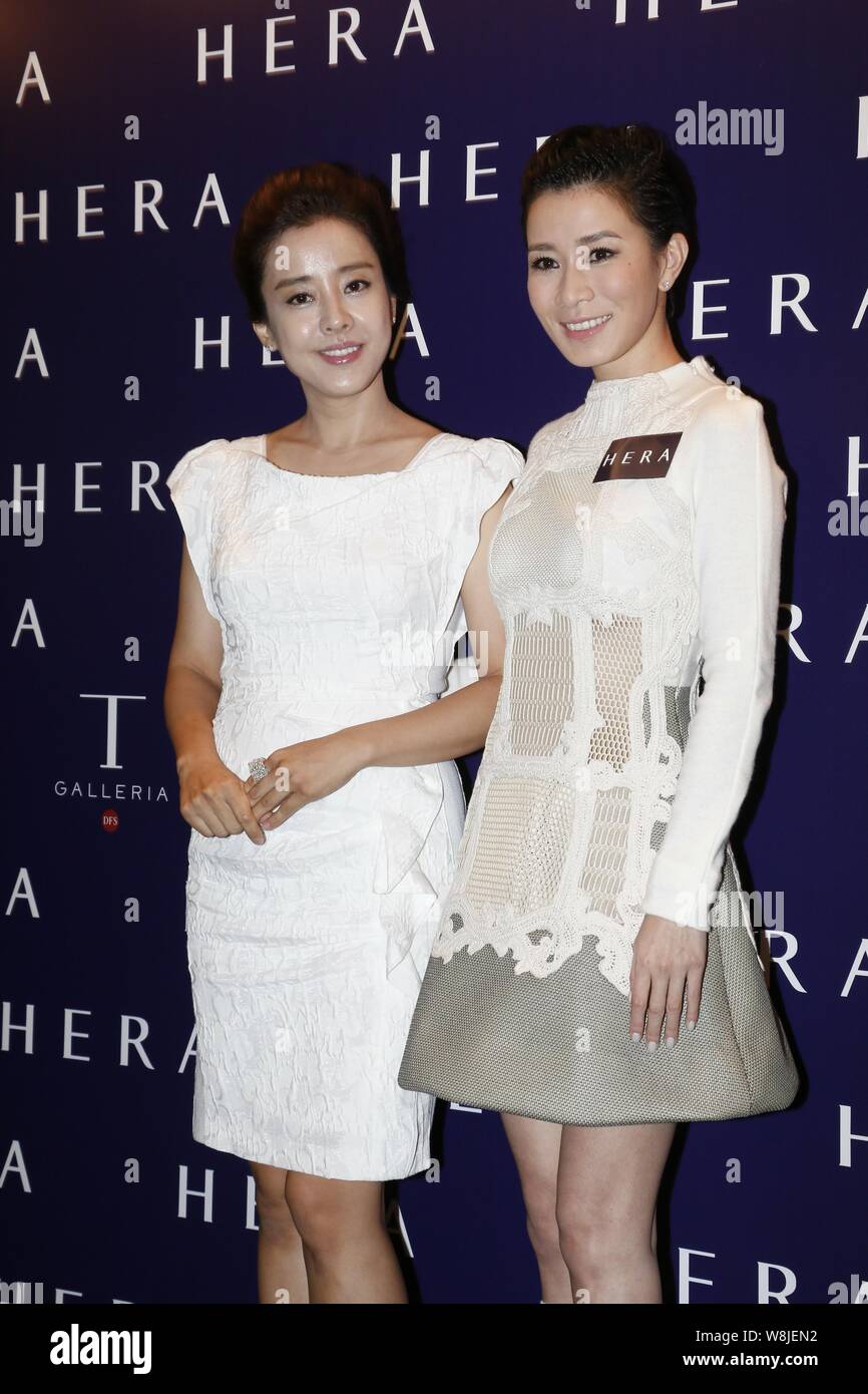 L'actrice sud-coréen Park Eun-hye, à gauche, et l'actrice de Hong Kong Charmaine Sheh poser lors de l'inauguration d'un magasin concept de cosmétique de la Corée du Sud Banque D'Images