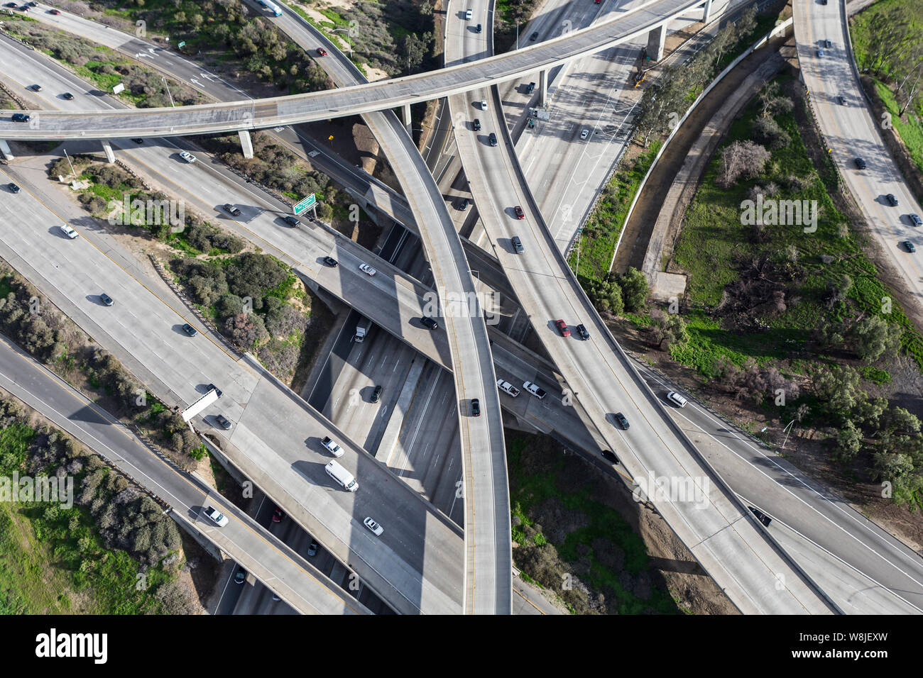 Vue aérienne de l'Interstate 5 et Route 118 échangeur autoroutier de ponts dans la vallée de San Fernando de Los Angeles, Californie. Banque D'Images