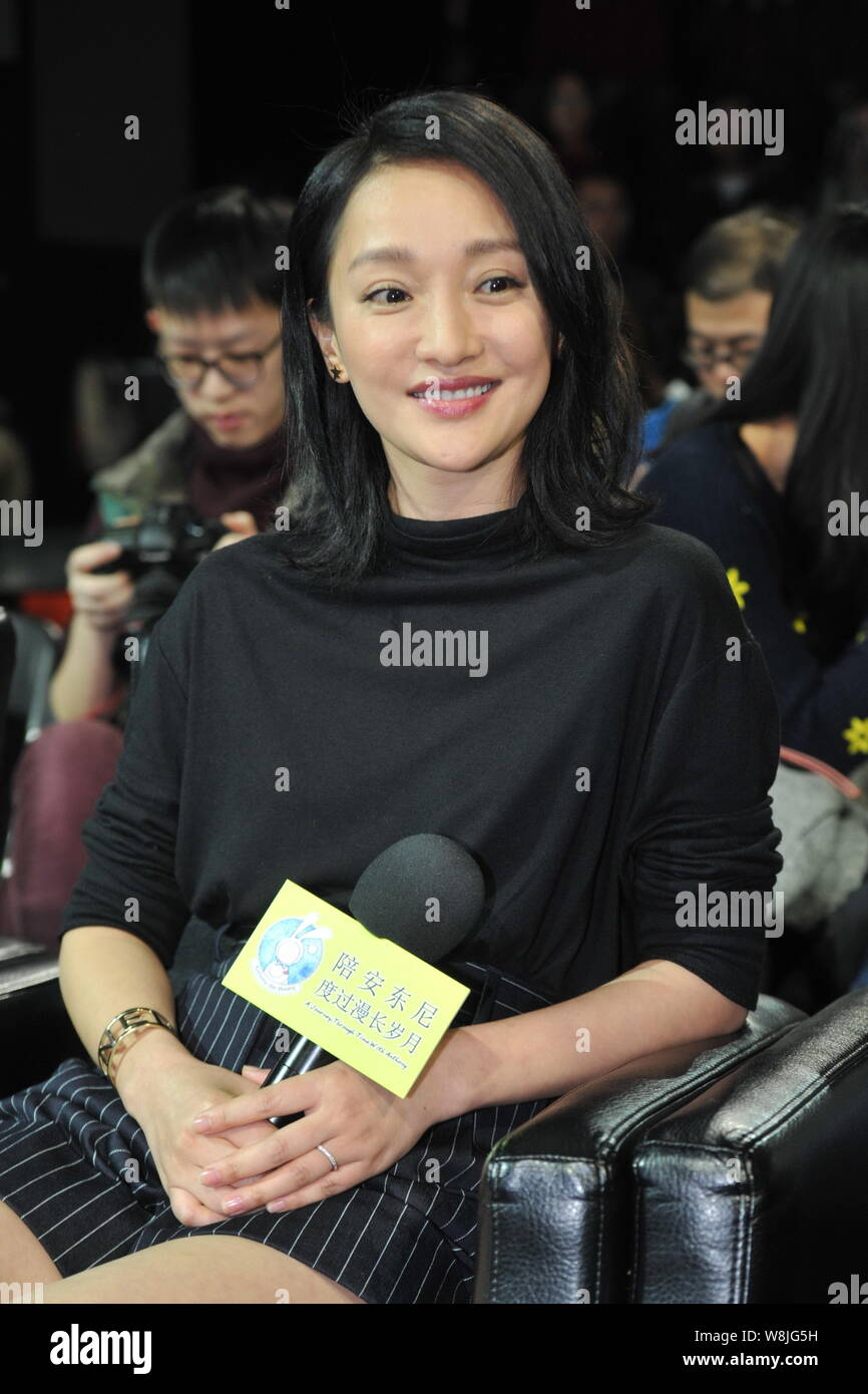 Producteur de films chinois Zhou Xun assiste à une conférence de presse pour le nouveau film "Un voyage à travers le temps avec Anthony' produit par elle à Beijing, Chine, Banque D'Images