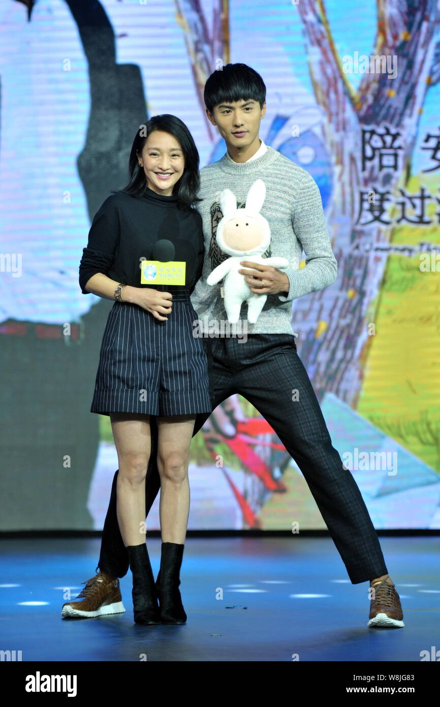 Producteur de films chinois Zhou Xun, à gauche, et l'acteur chinois Liu Chang sourire lors d'une conférence de presse pour son nouveau film "Un voyage dans le temps avec un Banque D'Images