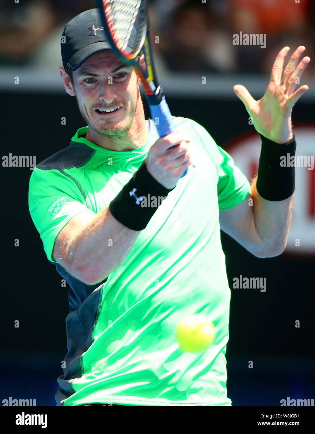 Andy Murray de la Grande-Bretagne se prépare à retourner un shot de Marinko Bey d'Australie dans leur masculin deuxième tour de l'Australienne 2015 Op Banque D'Images